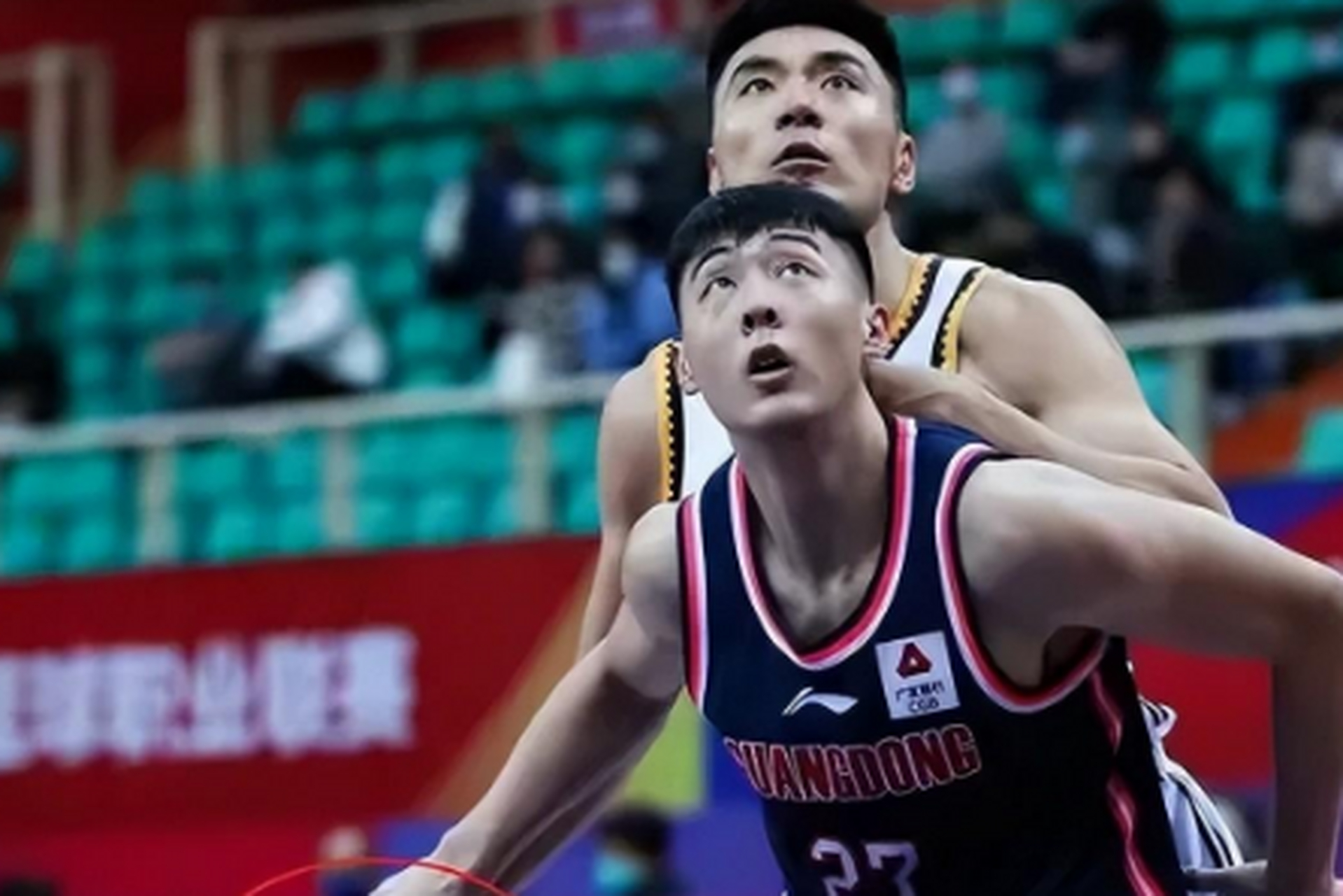 关于里尔训练开放日，关键时刻再遭质疑引欢呼，CBA常规赛在即，轮换策略成焦点的信息