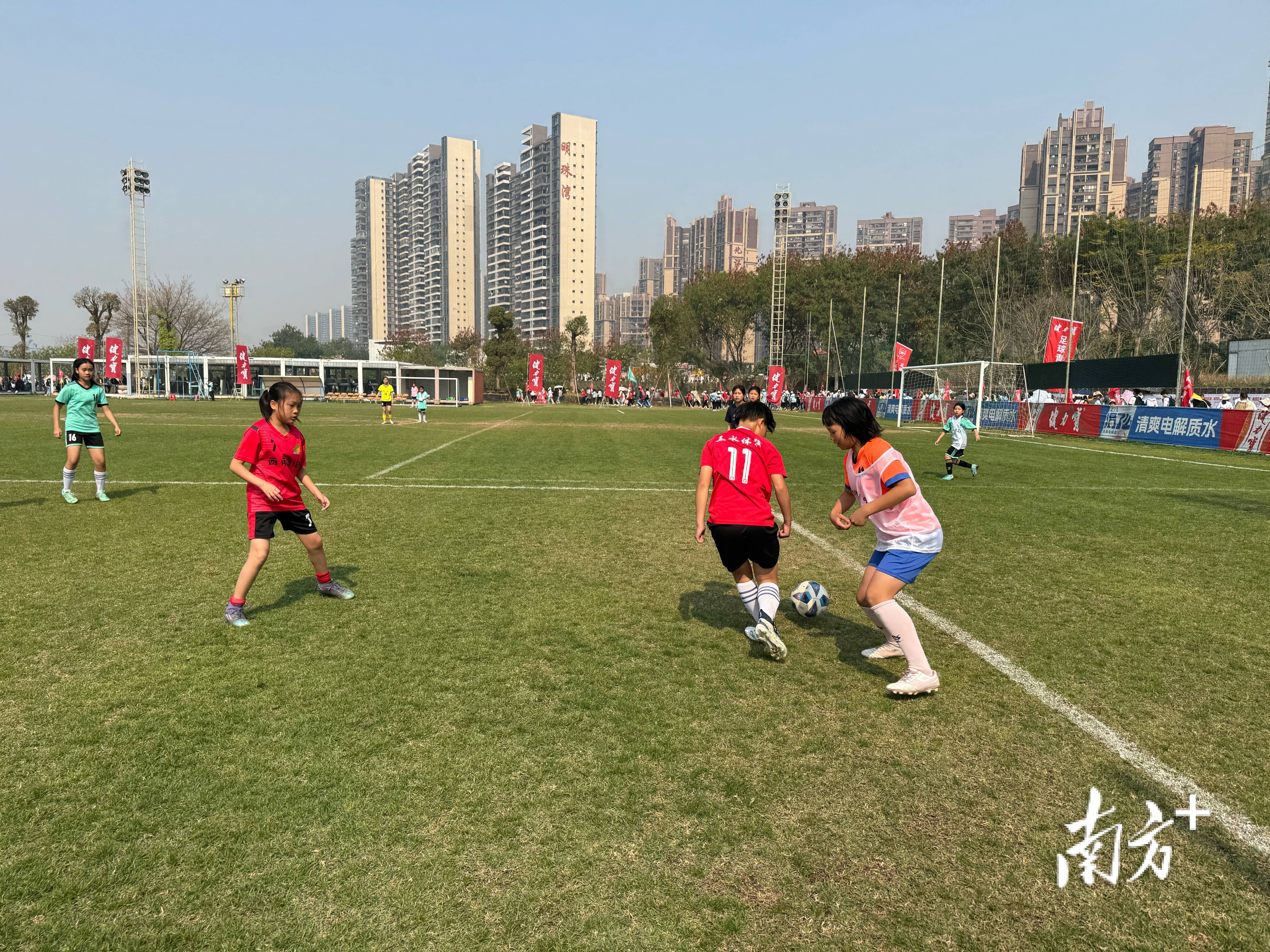 赛前阿森纳调整名单以备法甲，临场应变环节打磨，赛场秩序良好，年轻球员得到机会的简单介绍